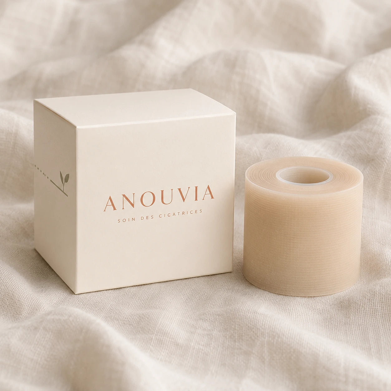La Bande Anouvia — rouleau de bande silicone anti-cicatrices et sa boîte crème