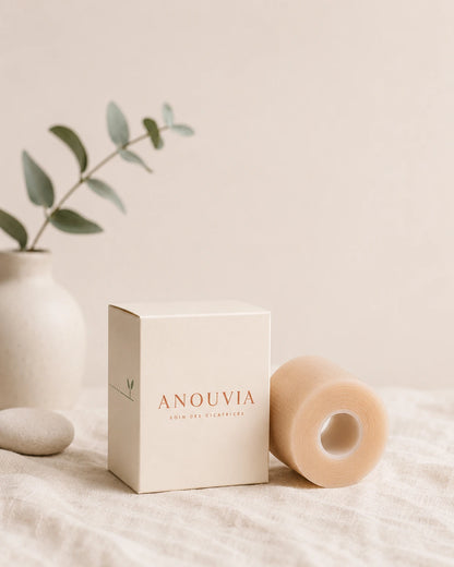 Packaging La Bande Anouvia — soin des cicatrices, rouleau silicone et boîte crème sur lin